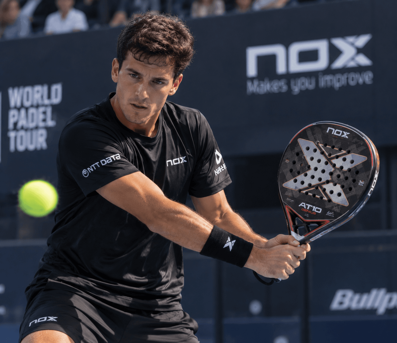 Joueur professionnel avec une raquette de padel Nox
