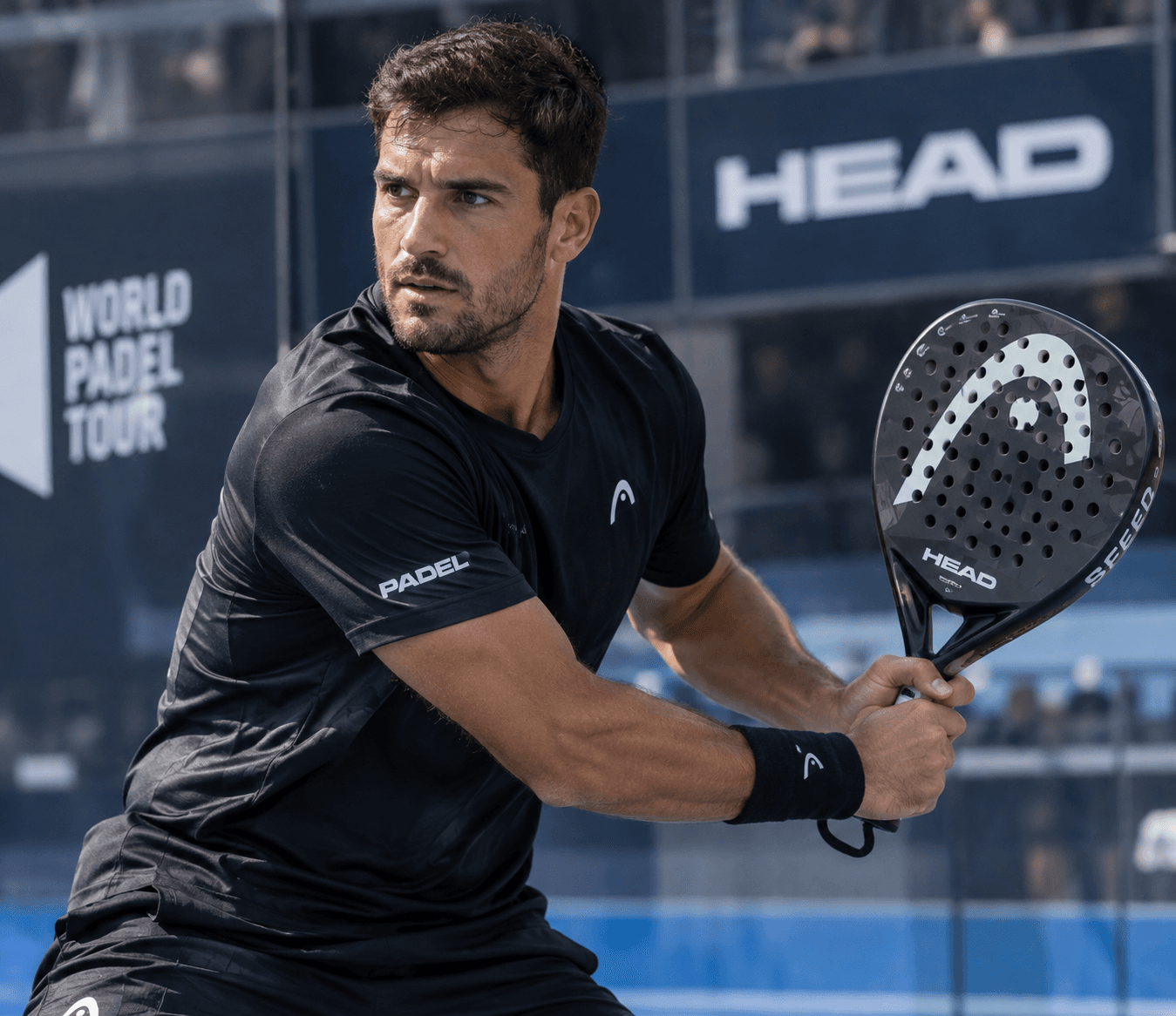 Joueur professionnel avec une raquette de padel Head